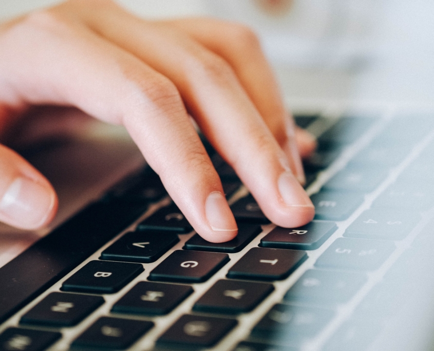 Mano escribiendo en teclado