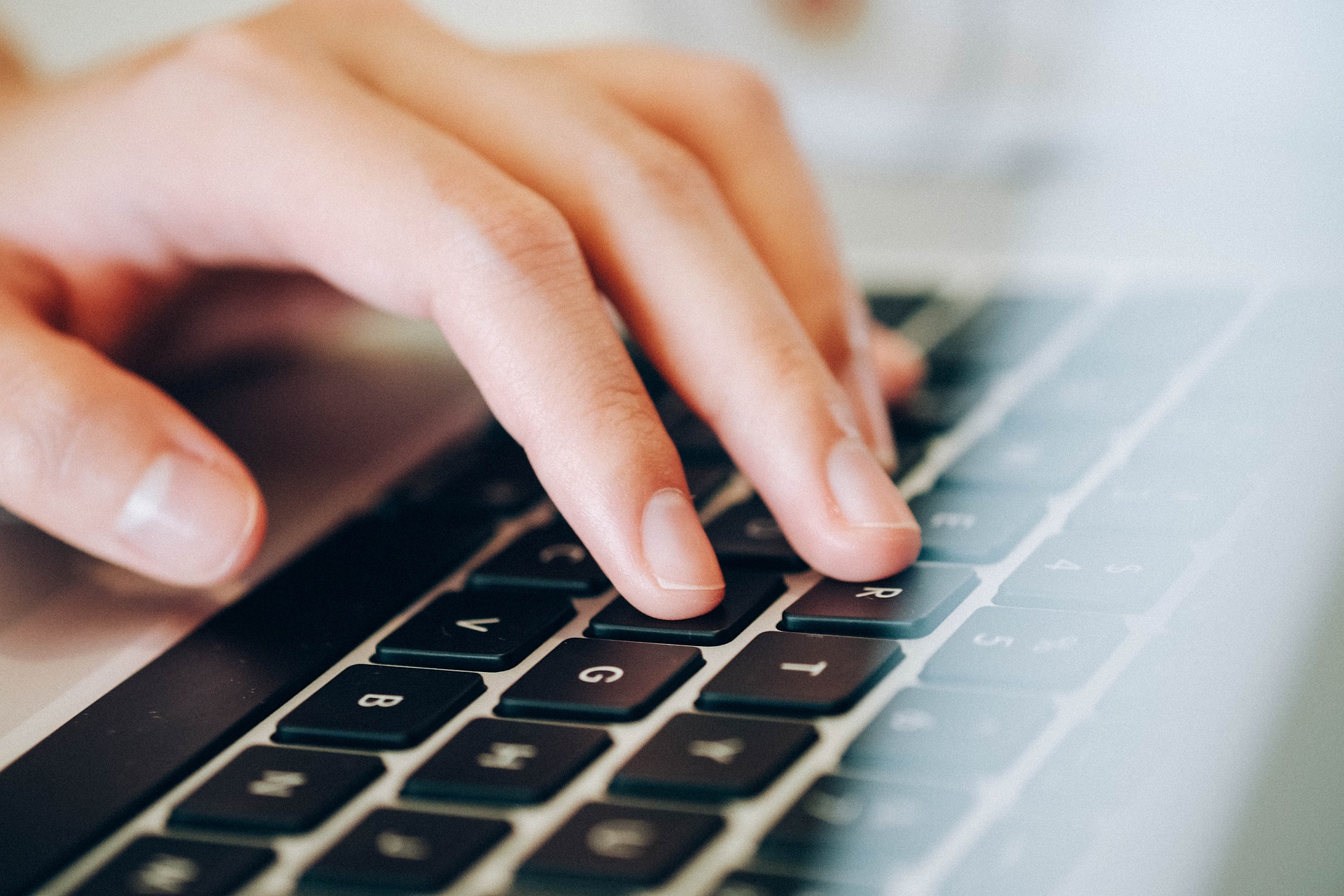 Mano escribiendo en teclado